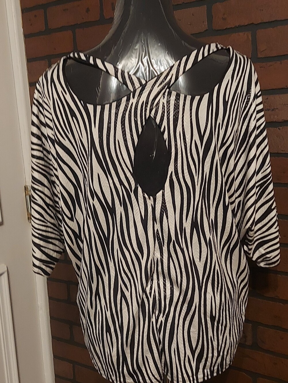 Axange Paris Zebra Print Cutout Keyhole Back Top TU - Picture 5 of 14